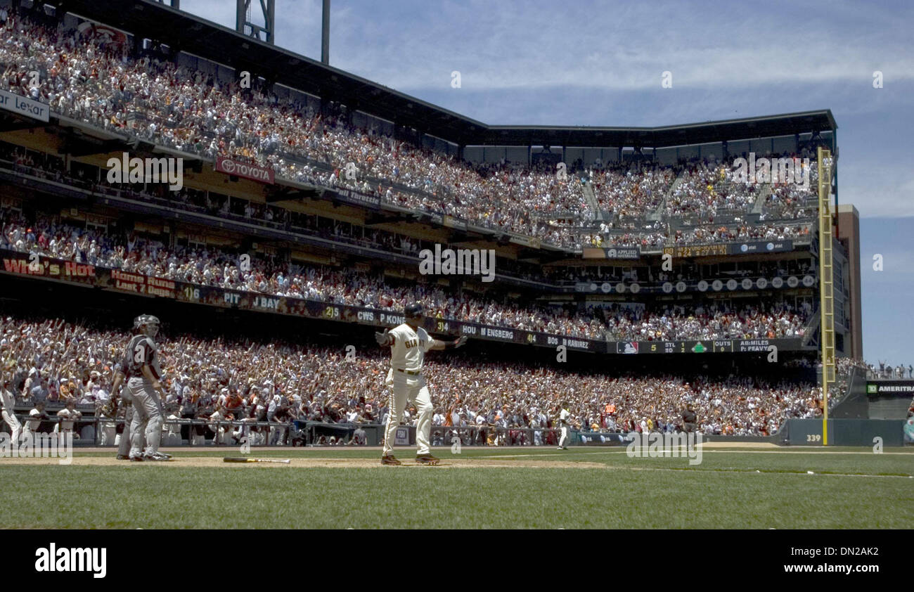 Bonds hits his 715th home run