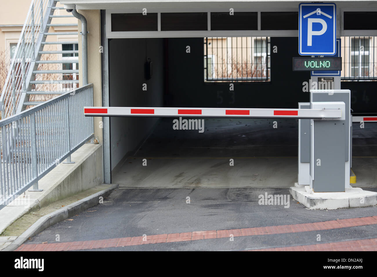 Underground parking sign hi-res stock photography and images - Alamy