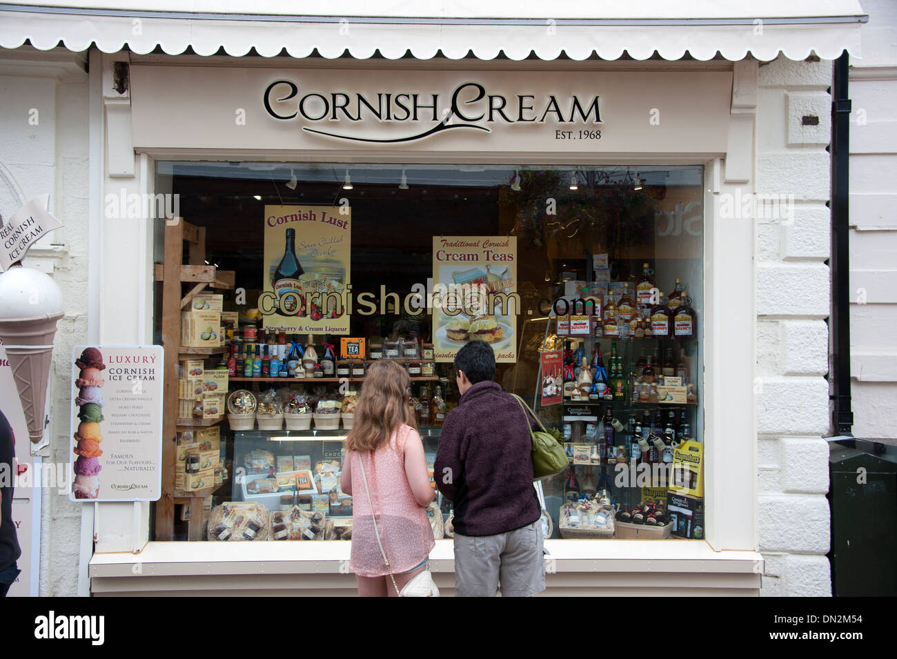 Holidaymakers looking in Cornish Cream Shop Window Newquay Cornwall FULLY MODEL RELEASED Stock Photo