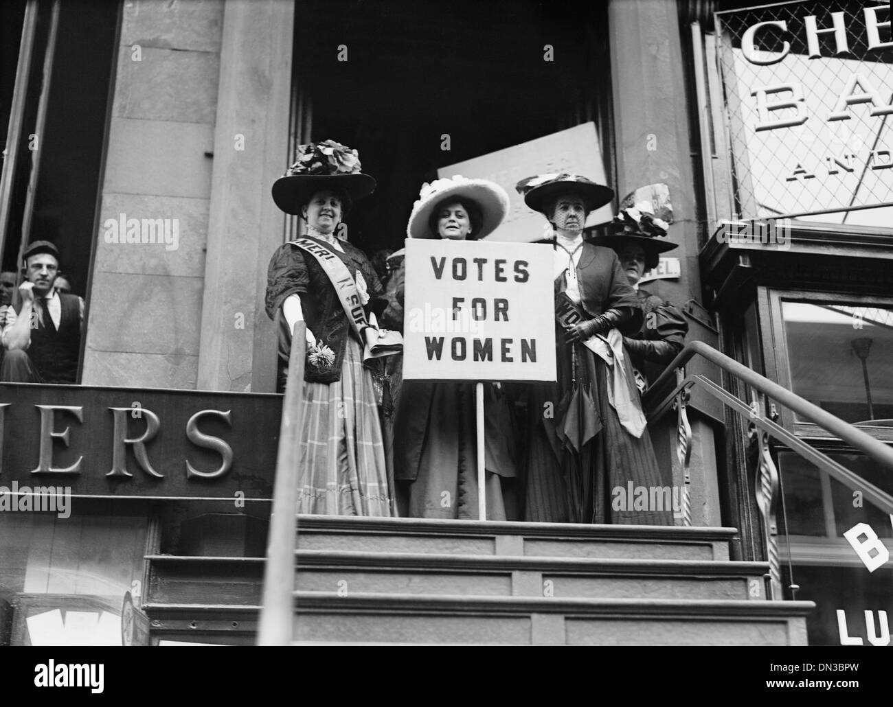Trixie Friganza between other suffragettes on top of steps, New York 10/28/1908 Stock Photo