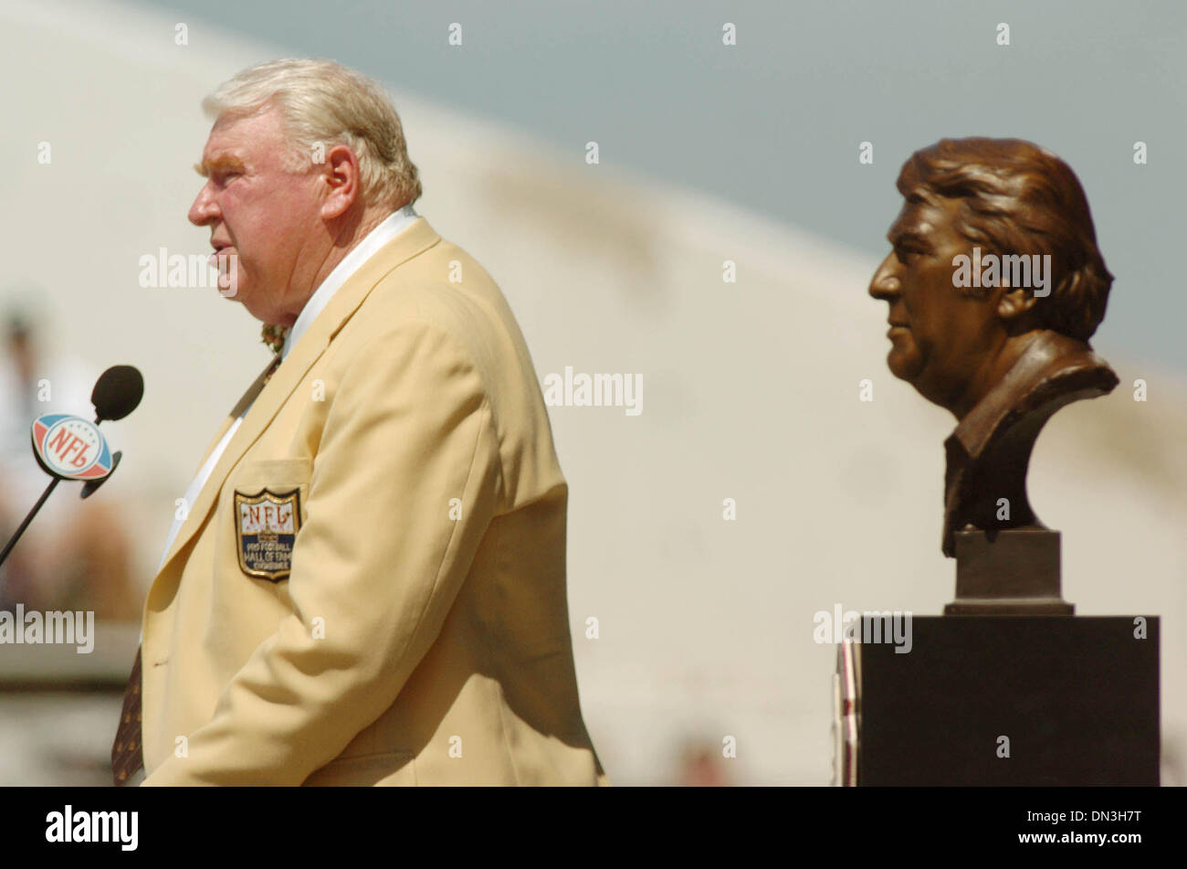 Aug 05, 2006; Canton, OH, USA; Pro Football Hall of Fame Head Coach JOHN MADDEN speaks to a large crowd during the Pro Football Hall of Fame ceremonies at Fawcett Stadium in Canton, Ohio Saturday August 5,2006. Mandatory Credit: Photo by Bob Larson/Contra Costa Times/ZUMA Press. (©) Copyright 2006 by Contra Costa Times Stock Photo