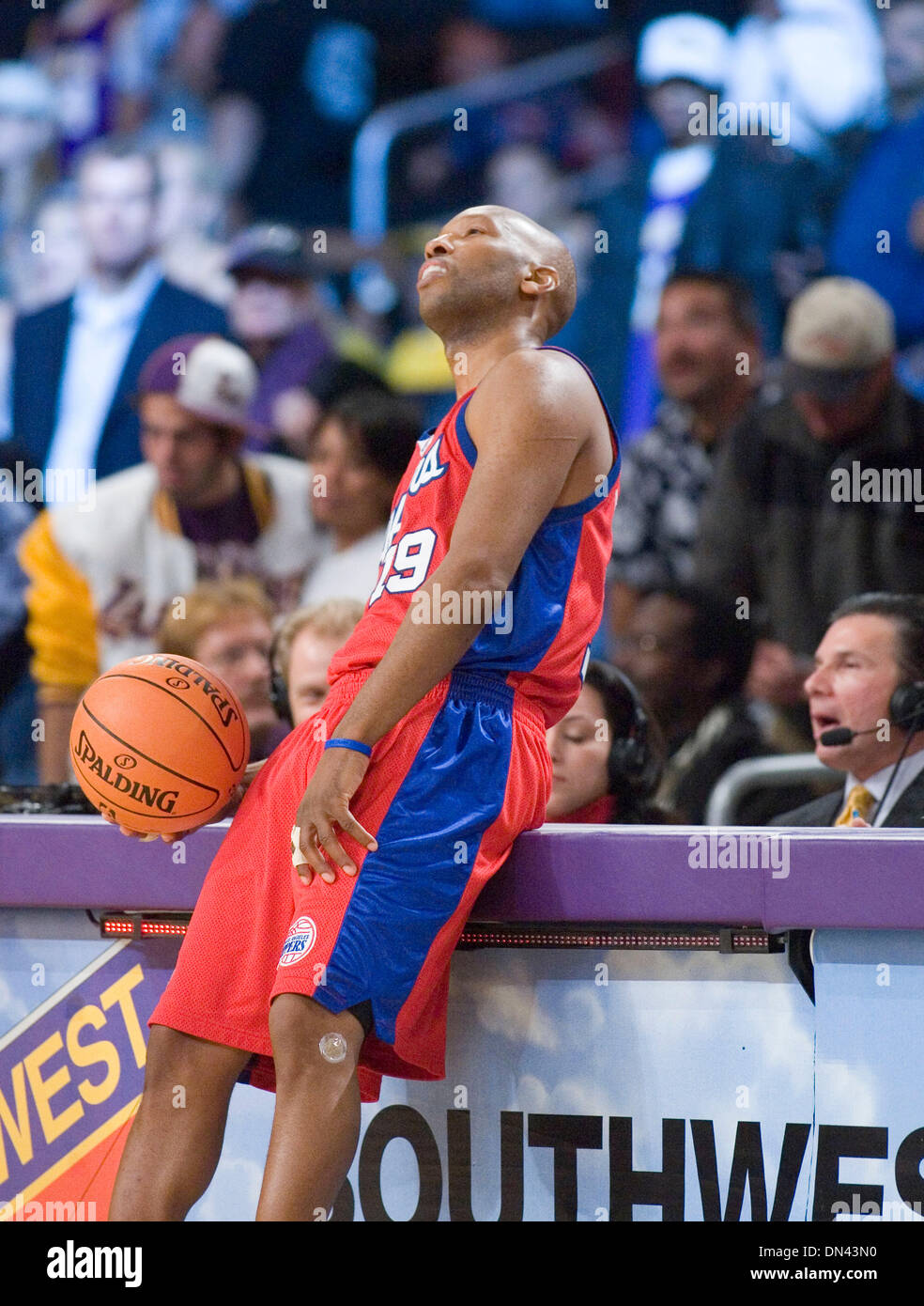 Nov 21, 2006; Los Angeles, CA, USA; Basketball player SAM CASSELL (19) of the Los Angeles Clippers looks at the scoreboard as the Los Angeles Lakers win the game 105 to 101 at the Staples Center in Los Angeles, CA. Mandatory Credit: Photo by Armando Arorizo/ZUMA Press. (©) Copyright 2006 by Armando Arorizo Stock Photo