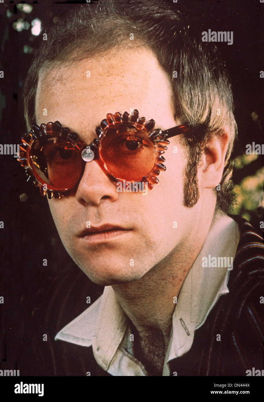 Elton john uk pop musician hi-res stock photography and images - Alamy