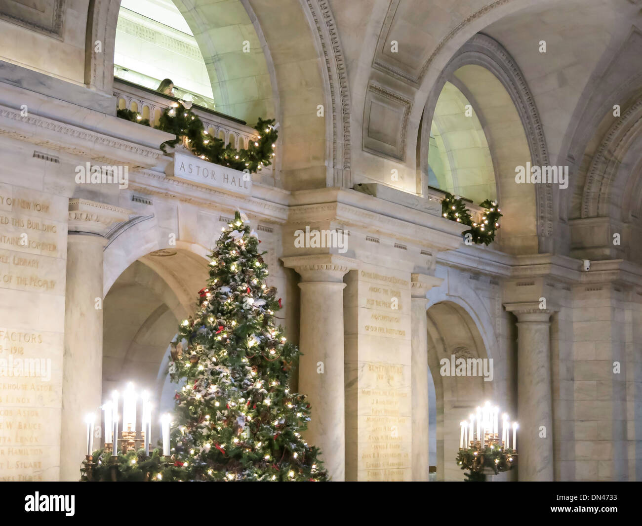 When Is The Brentwood Library Christmas Tree Lighting In 2022 Christmas Tree Display High Resolution Stock Photography And Images - Alamy