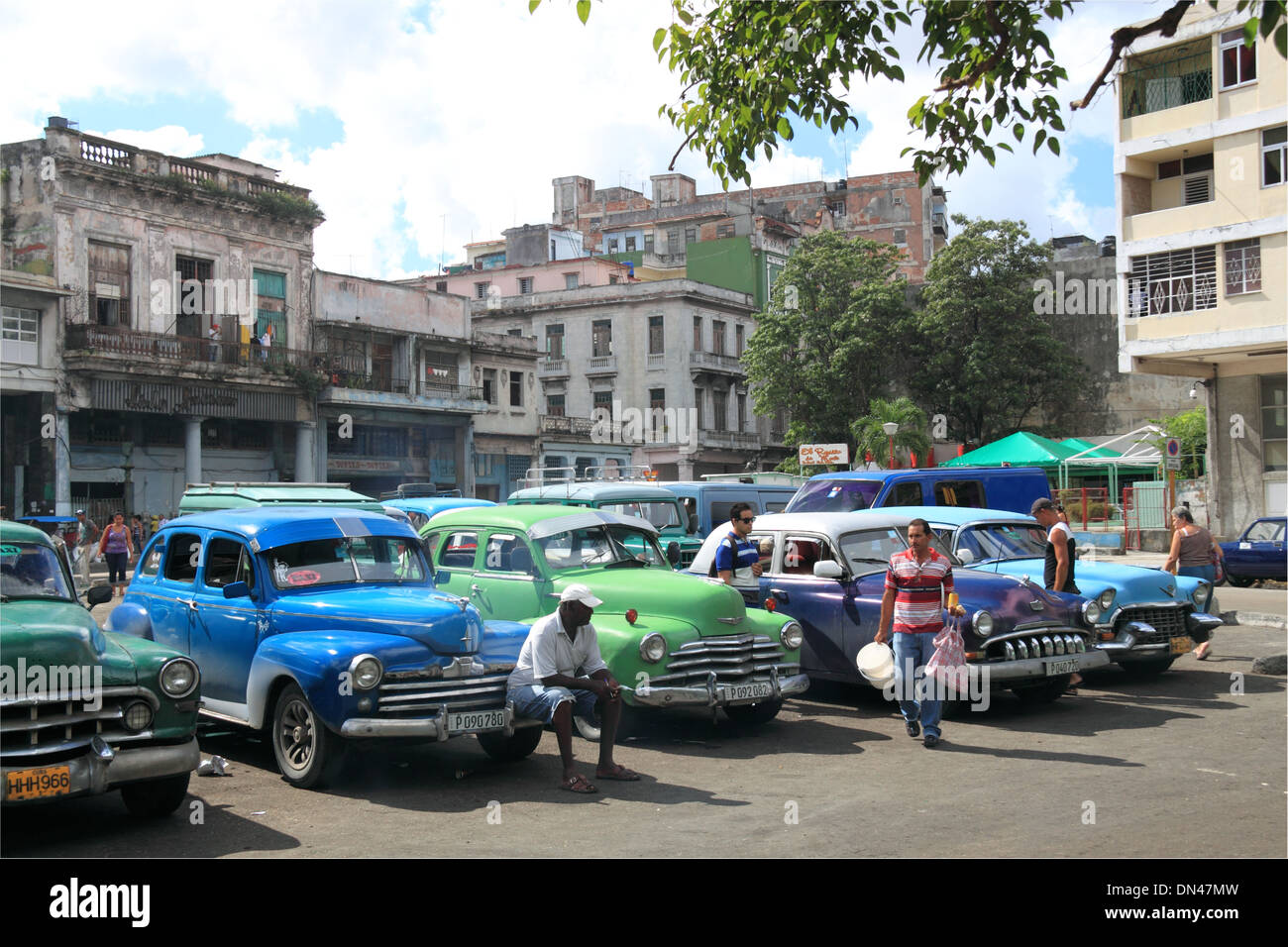 Old american cars parked beside Calle Maximo Gómez, Old Havana (La Habana Vieja), Cuba, Caribbean Sea, Central America Stock Photo