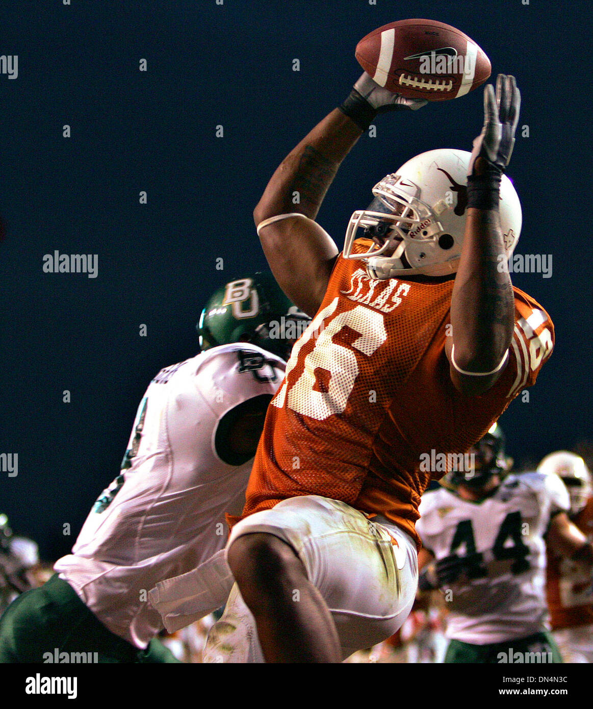 Oct 14, 2006; Austin, TX, USA; NCAA Football: UT tight end Jermichael Finley (16) comes down with a touchdown catch over Baylor's Brandon Stiggers (9) in the first half Saturday, October 14, 2006 at Darrell K. Royal-Texas Memorial Stadium at Joe Jamail Field in Austin, TX. Texas led 28-10 at halftime. Mandatory Credit: Photo by Bahram Mark Sobhani/San Antonio Express-News/ZUMA Pres Stock Photo