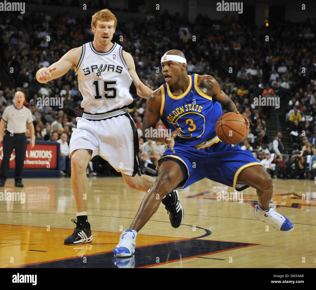 Golden State Warriors Al Harrington prepares to go up for a shot over San  Antonio Spurs' Matt Bonner in the 1st quarter of their game at Oracle Arena  in Oakland Calif., Tuesday,