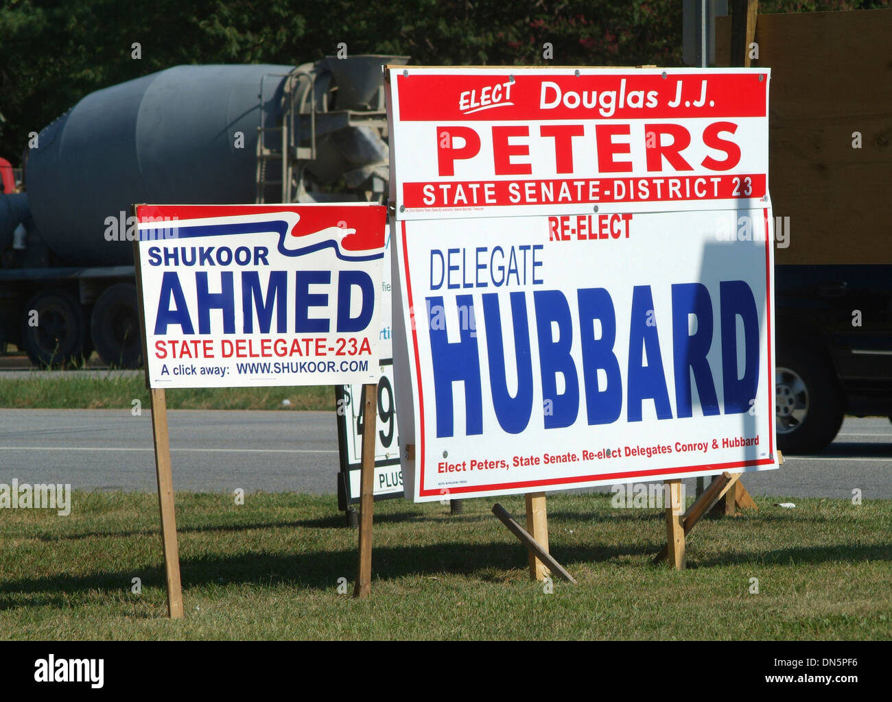 Political election signs hi-res stock photography and images - Alamy