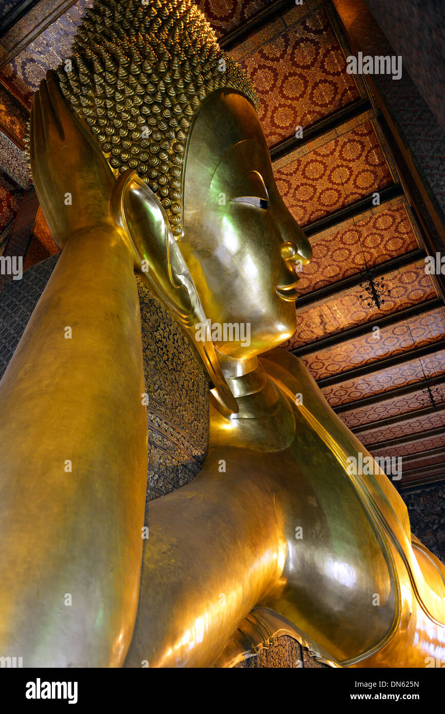 Statue of the Reclining Buddha, Wat Pho temple, Bangkok, Thailand Stock ...