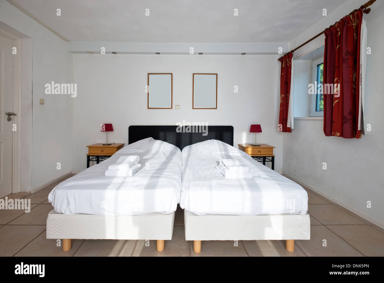 Twin beds pushed together in bedroom Stock Photo Alamy