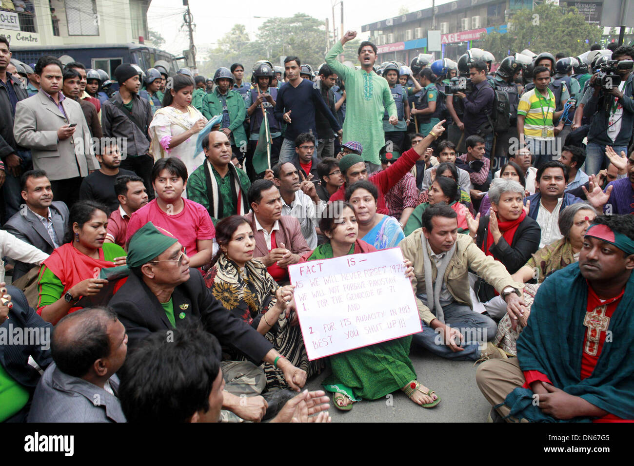 Dhaka, Bangladesh. 19th December 2013. protest Police prevented the 'Ganajagaran Mancha' procession from entering the diplomatic enclave, their second march towards the Pakistan High Commission in Dhaka. Credit:  zakir hossain chowdhury zakir/Alamy Live News Stock Photo
