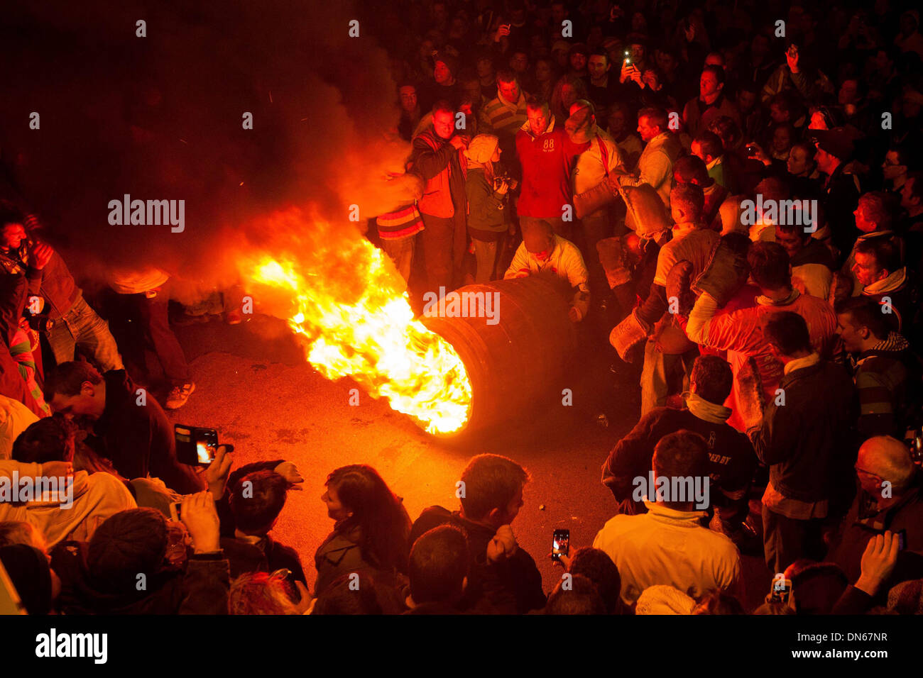 Burning tar hires stock photography and images Alamy