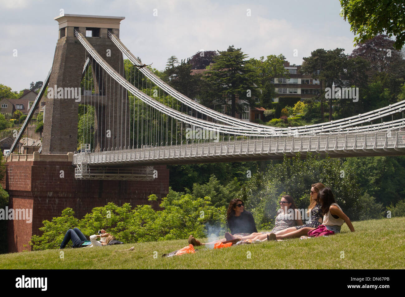 Students make the most of the hot weather in front of Clifton Suspension Bridge, Bristol Stock Photo
