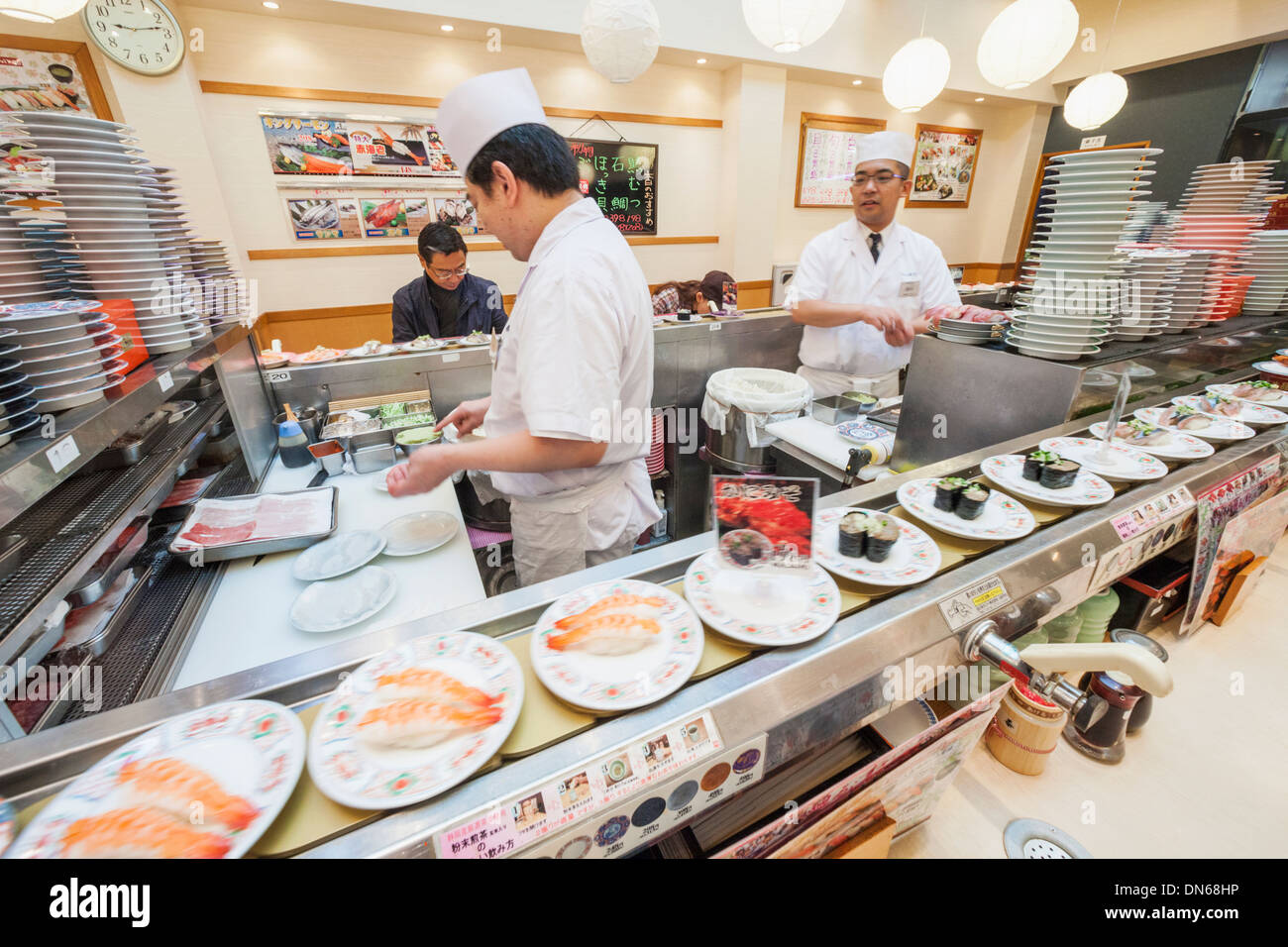 https://c8.alamy.com/comp/DN68HP/japan-honshu-kanto-tokyo-moving-sushi-restaurant-DN68HP.jpg