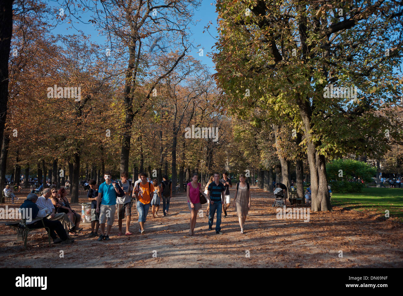 Families groups walking in park hi-res stock photography and images - Alamy