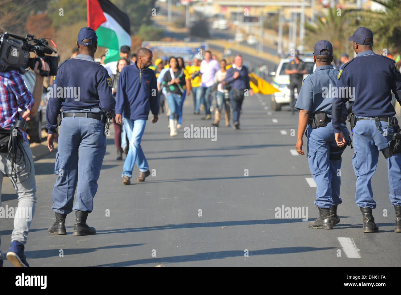 Armed South African police officers of the JMPD Stock Photo - Alamy