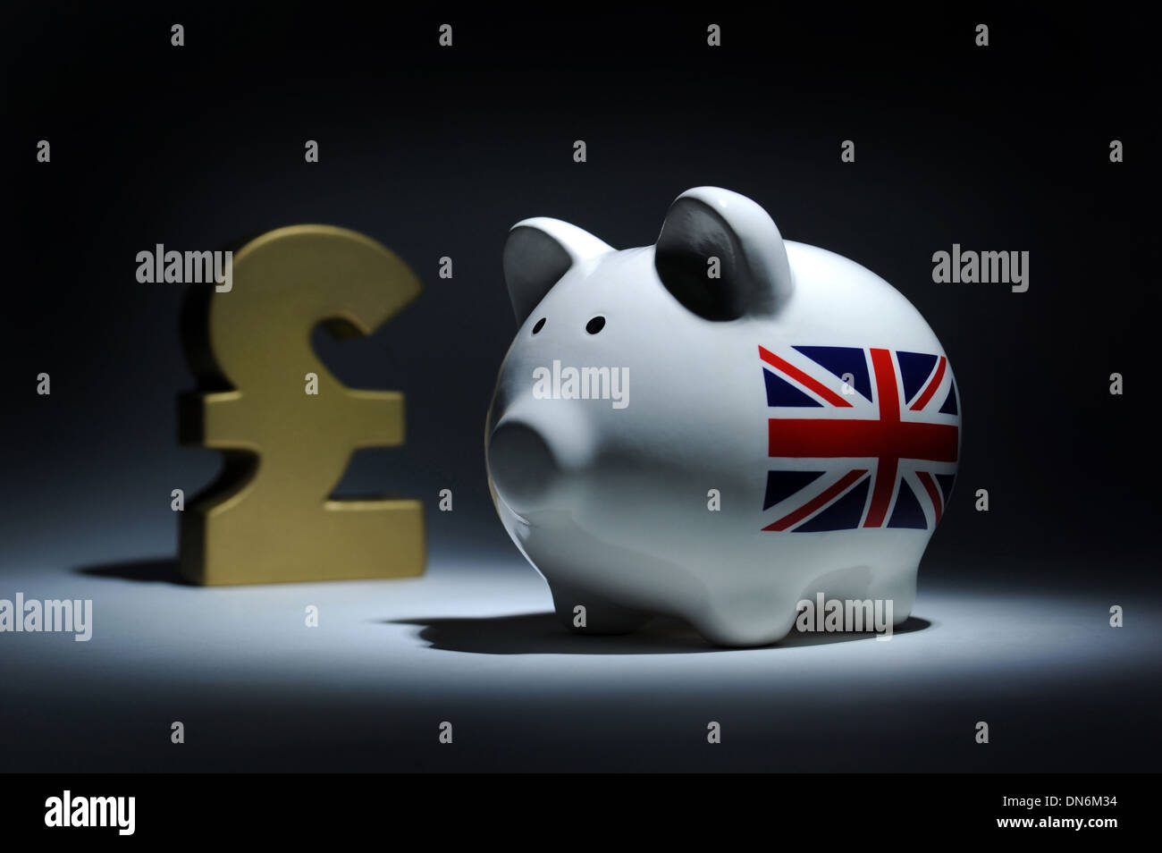 PIGGY BANK WITH UNION JACK AND POUND SIGN RE WAGES THE ECONOMY INCOME HOUSEHOLD BUDGET MONEY MARKETS CASH SAVINGS INTEREST RATES Stock Photo
