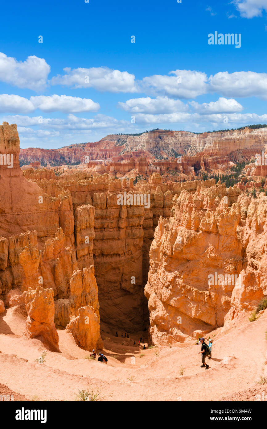 Walkers on the Navajo Loop Trail, Sunset Point, Bryce Amphitheater, Bryce Canyon National Park, Utah, USA Stock Photo