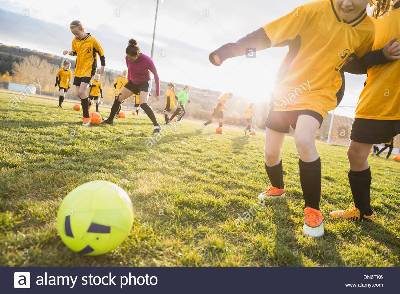 Coach directing drills girls soccer hires stock photography and images Alamy