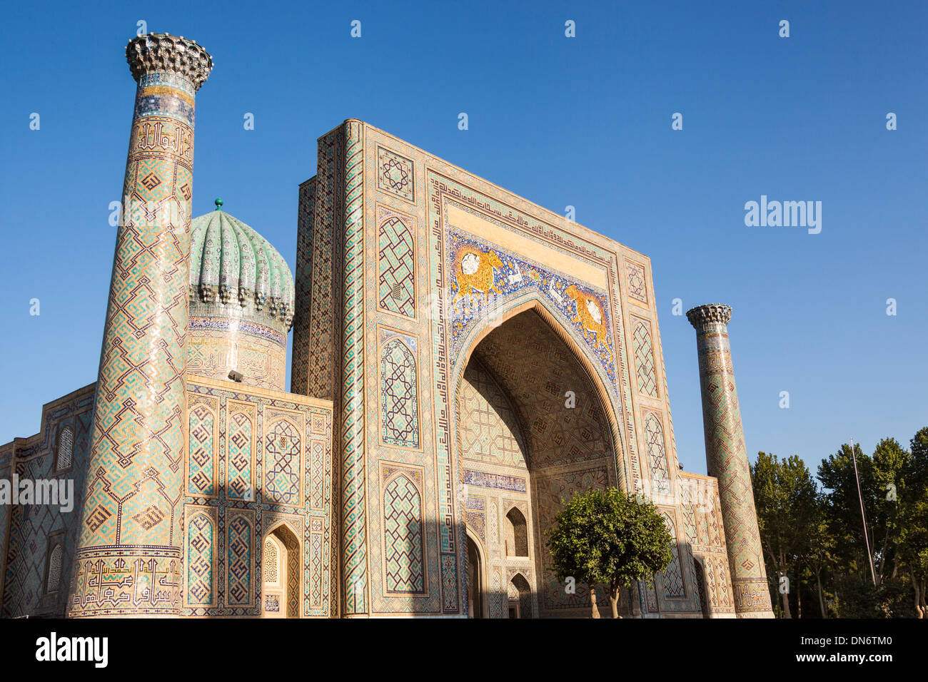 Sher Dor Madrasah, also known as Shir Dor Madrasah, Registan Square, Samarkand, Uzbekistan Stock Photo