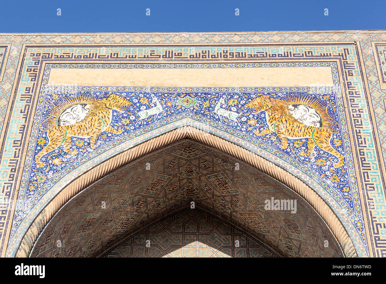 Front facade of Sher Dor Madrasah, also known as Shir Dor Madrasah, Registan Square, Samarkand, Uzbekistan Stock Photo