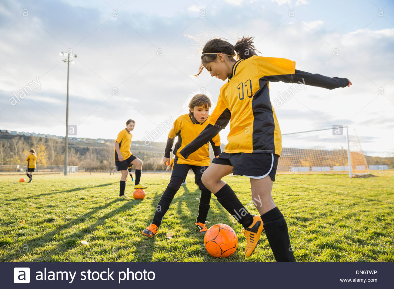 Girls soccer drills on field hires stock photography and images Alamy