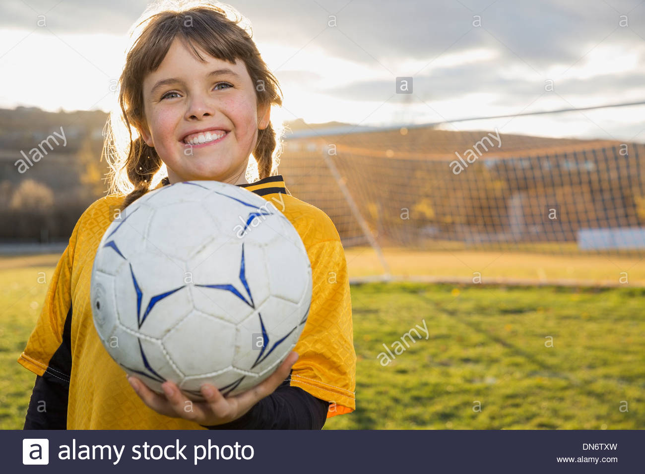 Front view soccer player hi-res stock photography and images - Alamy