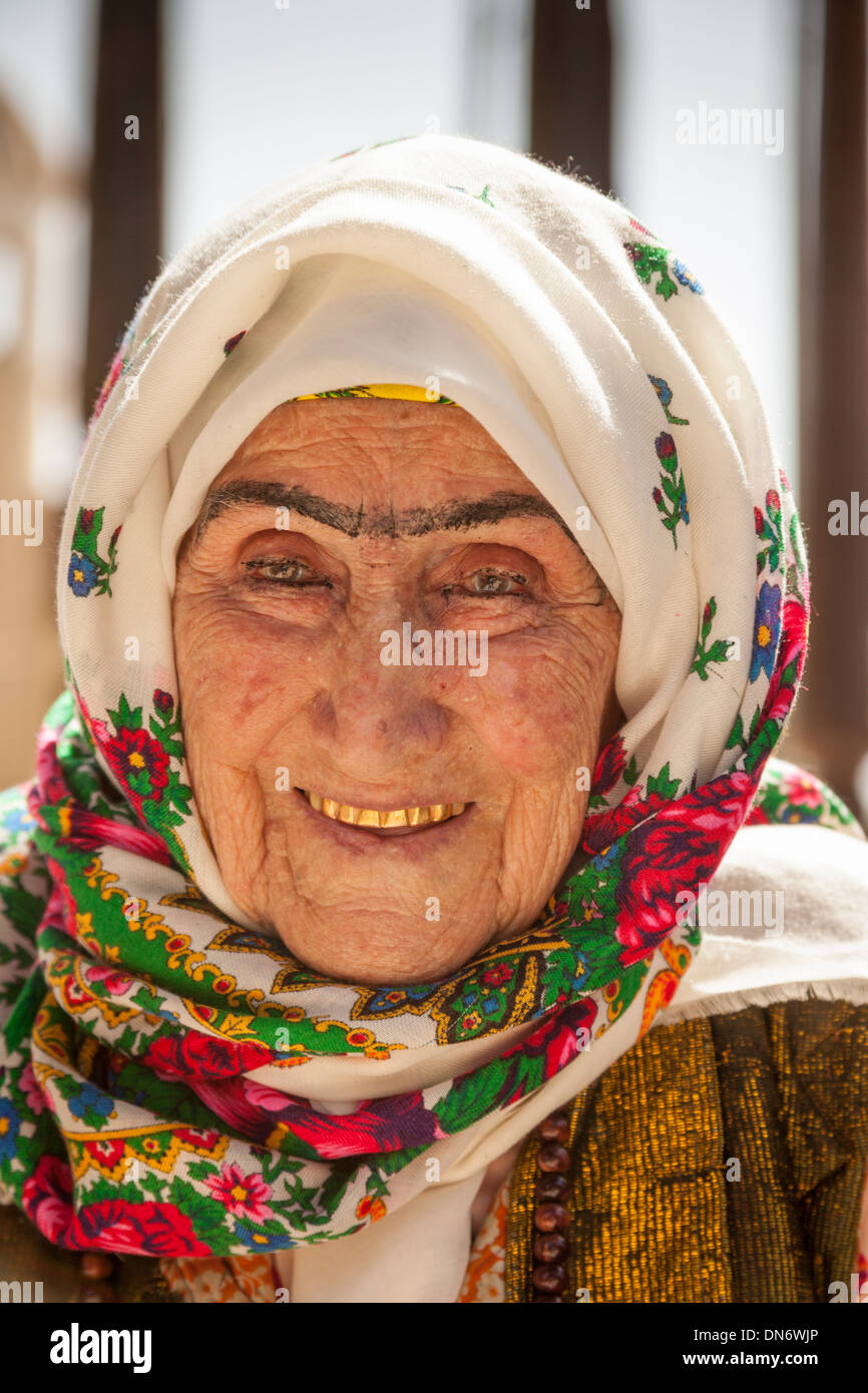 An elderly Uzbek woman with gold teeth, Shakhrisabz, Uzbekistan Stock Photo