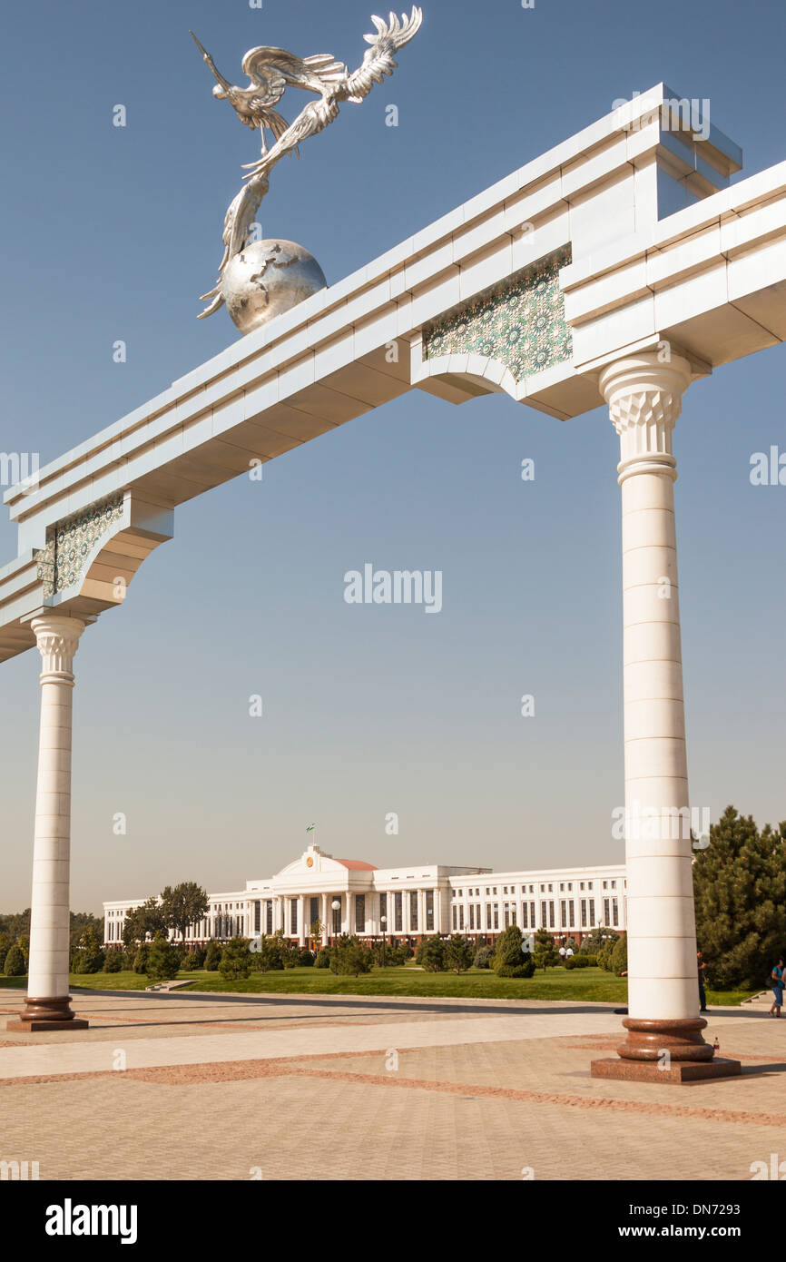 Senate of the Republic of Uzbekistan and Ezgulik Independence Arch, Independence Square, Tashkent, Uzbekistan Stock Photo