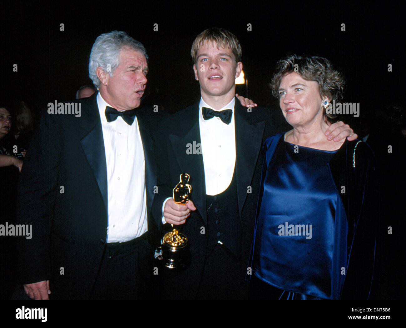 Mar. 23, 1998 - MATT DAMON WITH HIS PARENTS AT THE VANITY FAIR OSCARS
