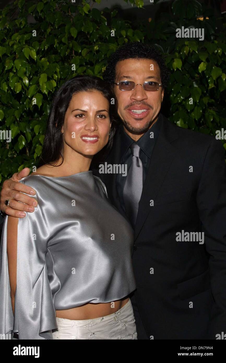 Oct. 27, 2002 Beverly Hills, CALIFORNIA, USA LIONEL RICHIE AND WIFE