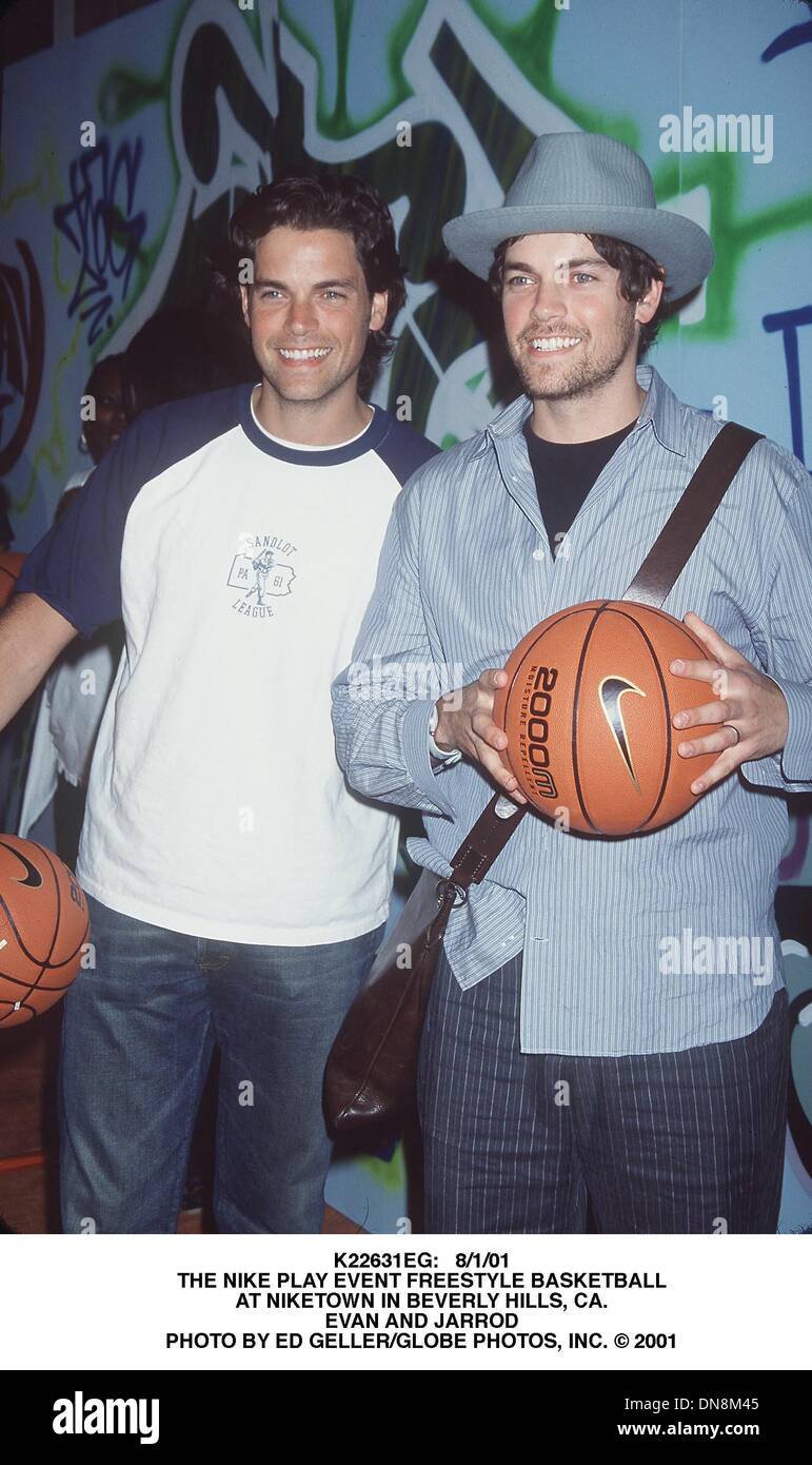 Aug. 1, 2001 - K22631EG: 8/1/01.THE NIKE PLAY EVENT FREESTYLE BASKETBALL.AT  NIKETOWN IN BEVERLY HILLS, CA..EVAN AND JARROD. ED GELLER/ 2001(Credit  Image: © Globe Photos/ZUMAPRESS.com Stock Photo - Alamy