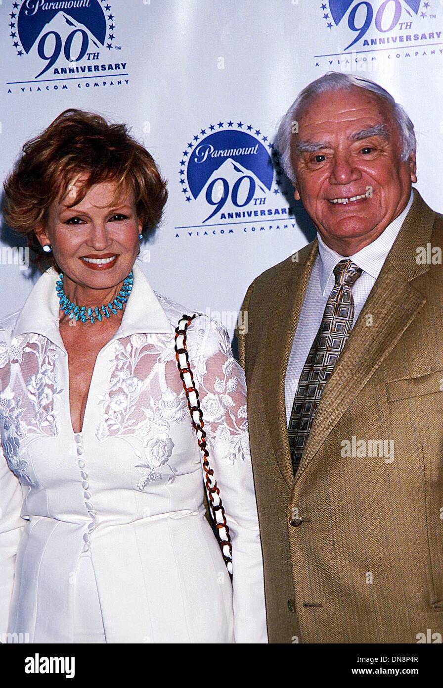 July 15, 2002 - PARAMOUNT PICTURES CELEBRATES 90TH ANNIVERSARY.WITH 90  STARS FOR 90 YEARS.AT PARAMOUNT PICTURES STUDIOS HOLLYWOOD, CA.ERNEST  BORGNINE AND WIFE. ED GELLER / 7-14-2002 K25522EG(Credit Image: © Globe  Photos/ZUMAPRESS.com Stock, image size:896x1390