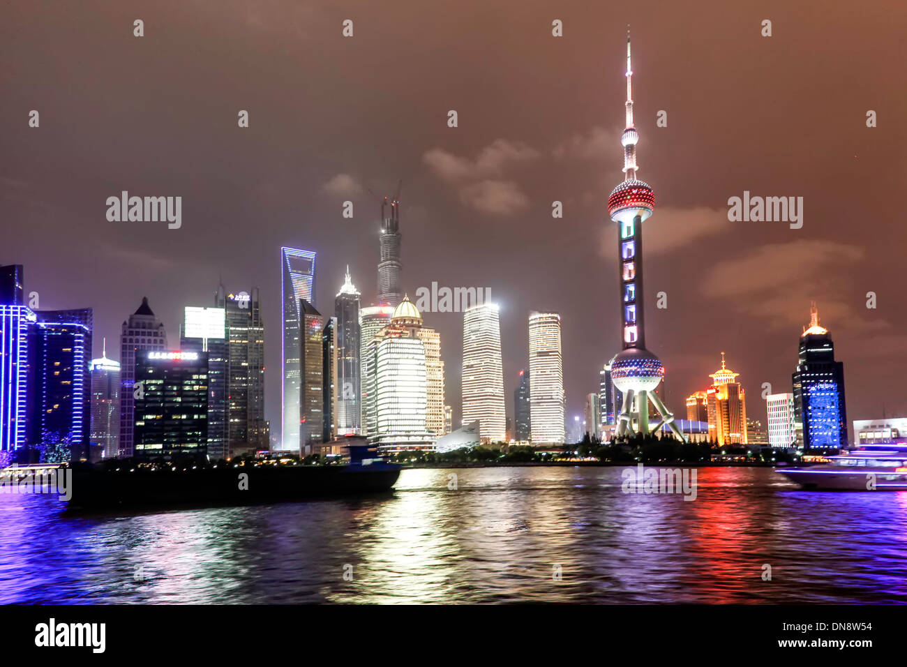 Shanghai huangpu river cruise night hi-res stock photography and images ...
