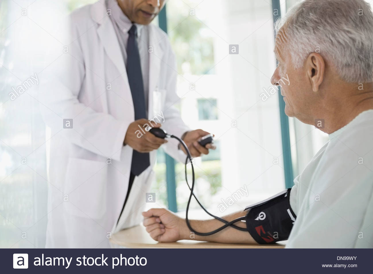 Doctor office blood pressure hi-res stock photography and images - Alamy
