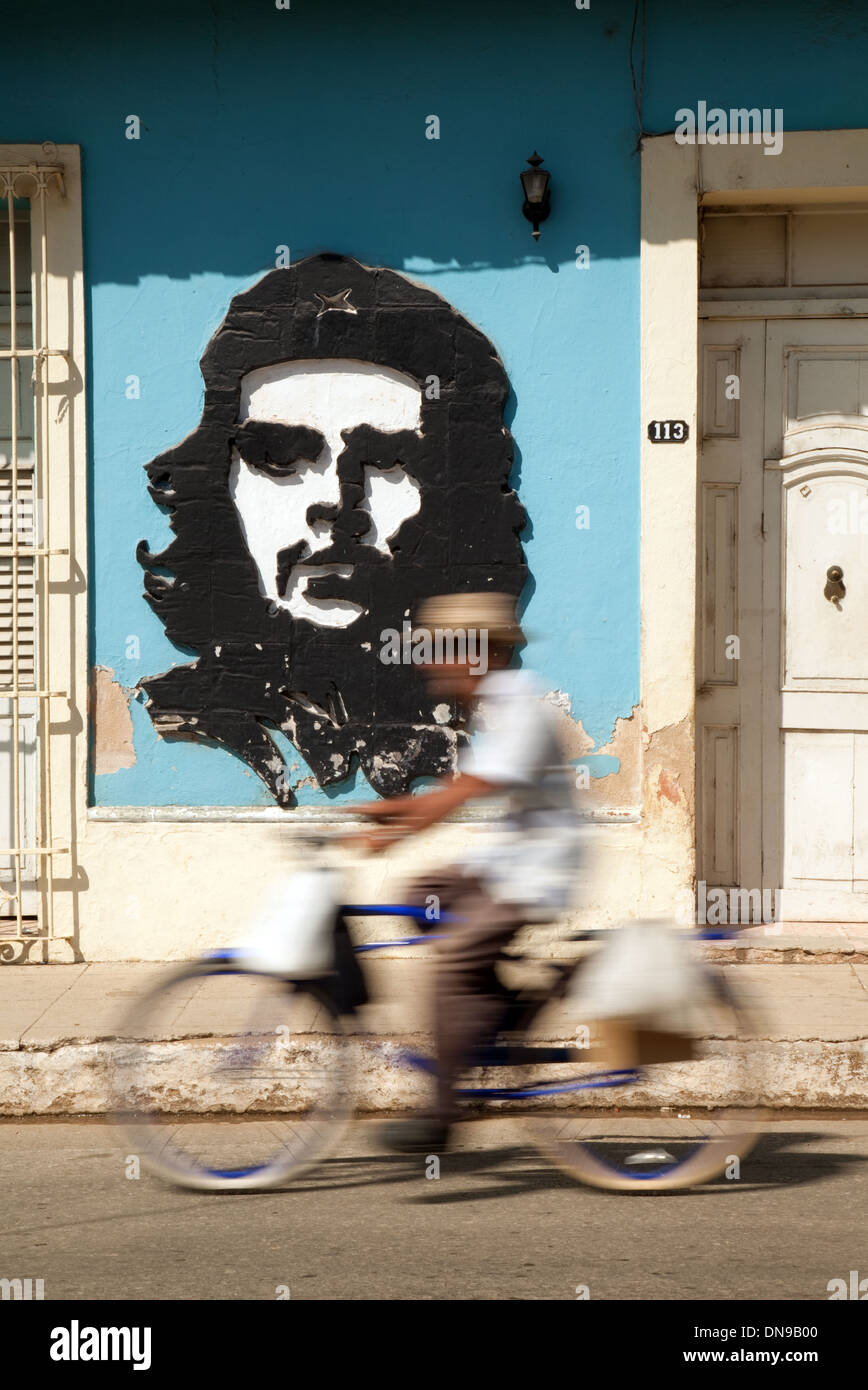 Trinidad Cuba Caribbean, man on a bicycle passes wall painting of Che Guevara, Trinidad, Cuba, Caribbean Stock Photo