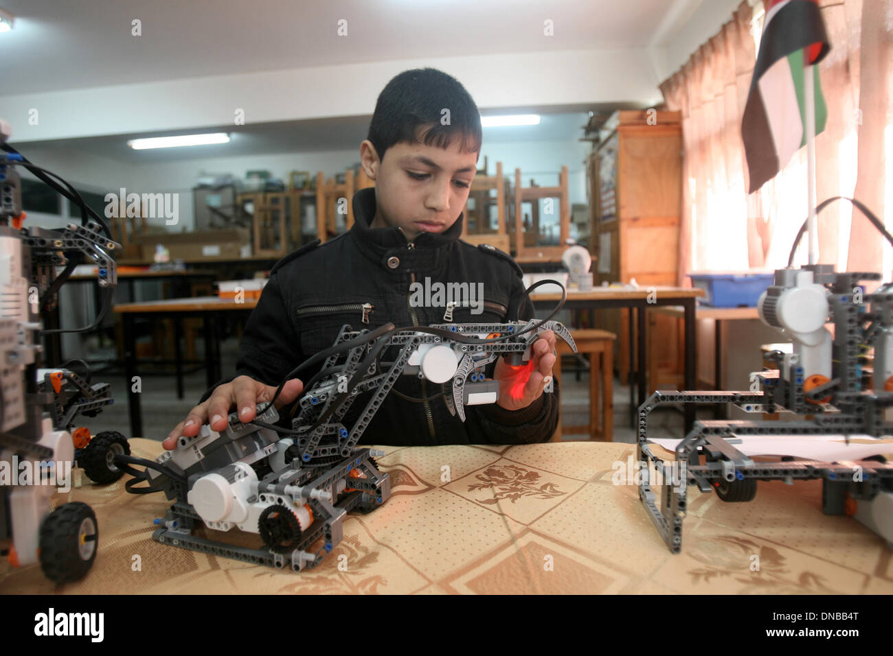 Rafah, Gaza Strip, Palestinian Territory. 21st Dec, 2013. Palestinian school students take part in a robotics workshop organised by the United Nations Relief and Works Agency for Palestine Refugees (UNRWA) at a school in Rafah town, in the southern Gaza Strip, on December 21, 2013 Credit:  Eyad Al Baba/APA Images/ZUMAPRESS.com/Alamy Live News Stock Photo