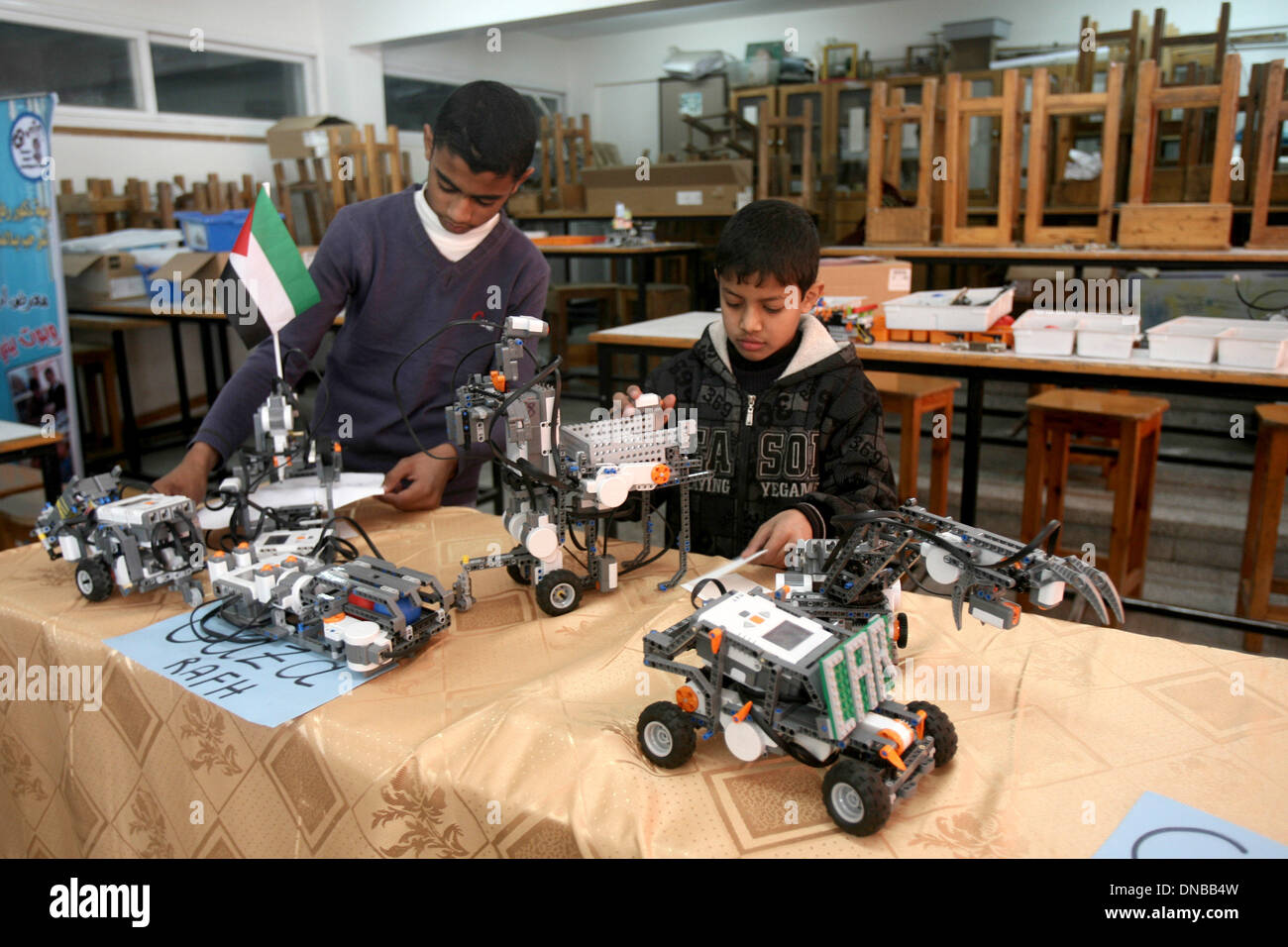 Rafah, Gaza Strip, Palestinian Territory. 21st Dec, 2013. Palestinian school students take part in a robotics workshop organised by the United Nations Relief and Works Agency for Palestine Refugees (UNRWA) at a school in Rafah town, in the southern Gaza Strip, on December 21, 2013 Credit:  Eyad Al Baba/APA Images/ZUMAPRESS.com/Alamy Live News Stock Photo