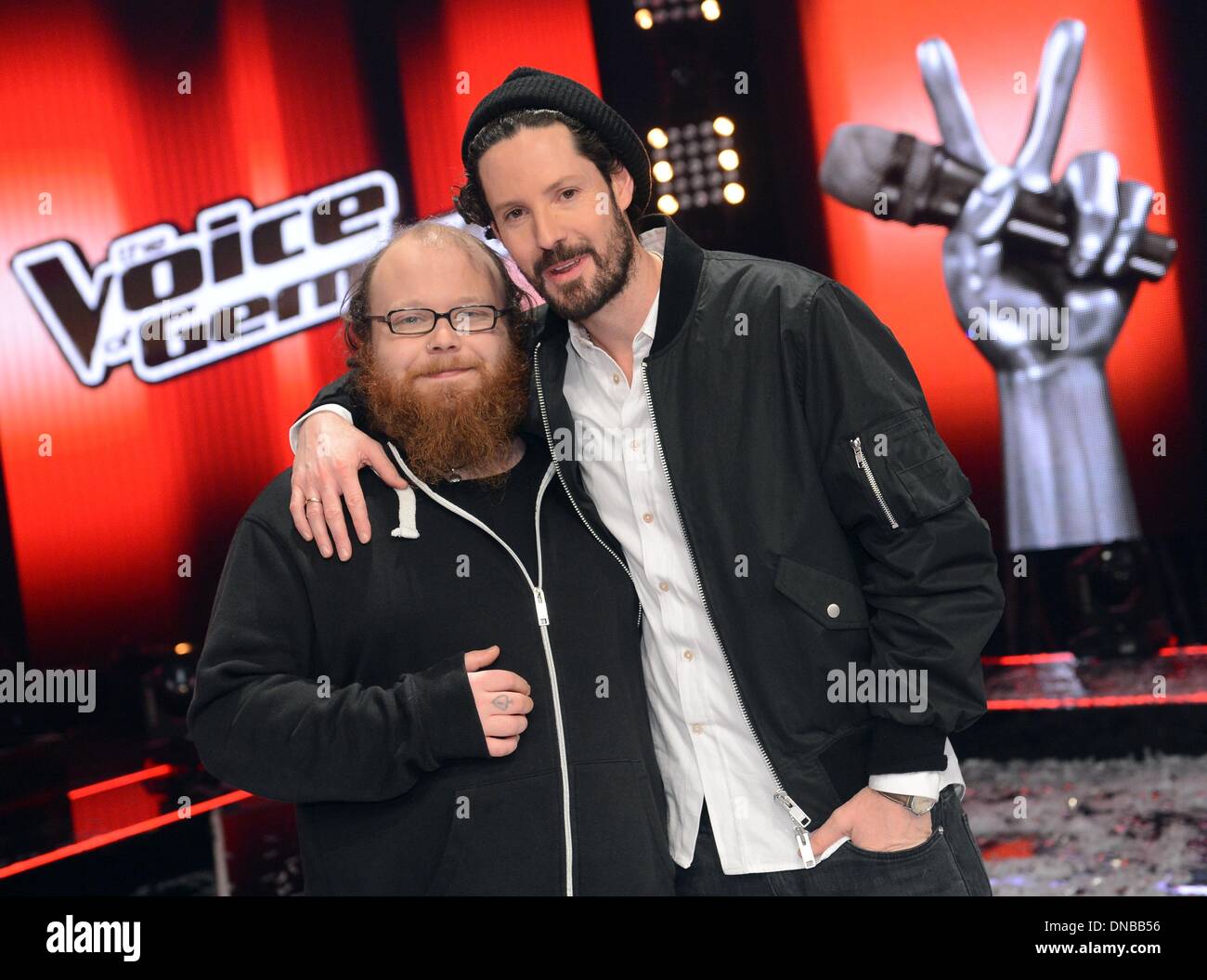 Musician Andreas Kuemmert (L) and Max Herre perform during the final of the  talent show "The Voice of Germany" in Berlin, Germany, 20 Decemebr 2013.  Photo: BRITTA PEDERSEN Stock Photo - Alamy