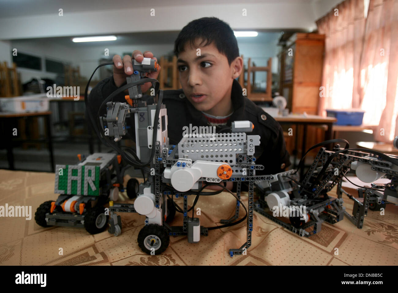 Rafah, Gaza Strip, Palestinian Territory. 21st Dec, 2013. Palestinian school students take part in a robotics workshop organised by the United Nations Relief and Works Agency for Palestine Refugees (UNRWA) at a school in Rafah town, in the southern Gaza Strip, on December 21, 2013 Credit:  Eyad Al Baba/APA Images/ZUMAPRESS.com/Alamy Live News Stock Photo
