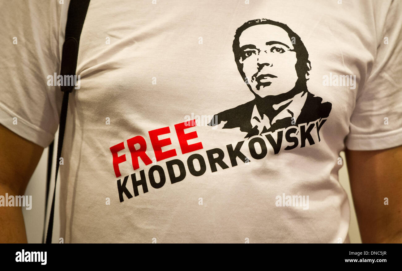 Berlin, Germany. 22nd Dec, 2013. A T-shirt reads 'Free Khodorkovsky' at the Berlin Wall Museum where Russian former oil tycoon Mikhail Khodorkovsky (not pictured) holds a press conference in Berlin, Germany, 22 December 2013 to discuss his future plans, two days after he received a pardon from prison from Russian President Vladimir Putin. Khodorkovsky, 50, who was once the richest man in Russia and spent 10 years in jail after being convicted of tax evasion and embezzlement, flew to Berlin on 20 December 2013. He has been given a one-year visa by Germany. Photo: Ole Spata/dpa/Alamy Live News Stock Photo