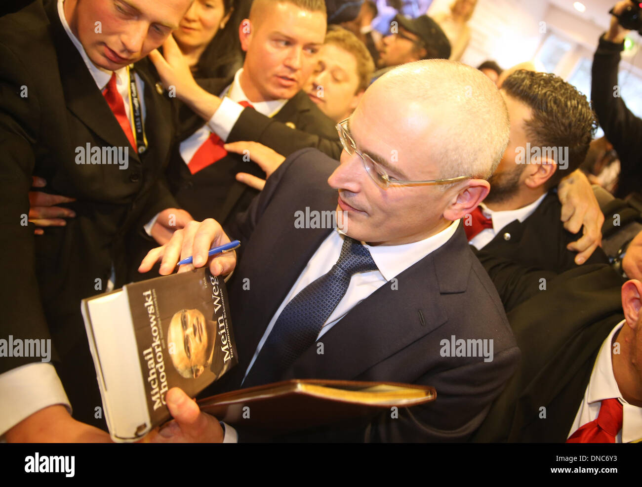 Berlin, Germany. 22nd Dec, 2013. Russian former oil tycoon Mikhail Khodorkovsky signs a book during a press conference at the Berlin Wall Museum, in Berlin, Germany, 22 December 2013 to discuss his future plans, two days after he received a pardon from prison from Russian President Vladimir Putin. Khodorkovsky, 50, who was once the richest man in Russia and spent 10 years in jail after being convicted of tax evasion and embezzlement, flew to Berlin on 20 December 2013. He has been given a one-year visa by Germany. Photo: HANNIBAL/dpa/Alamy Live News Stock Photo