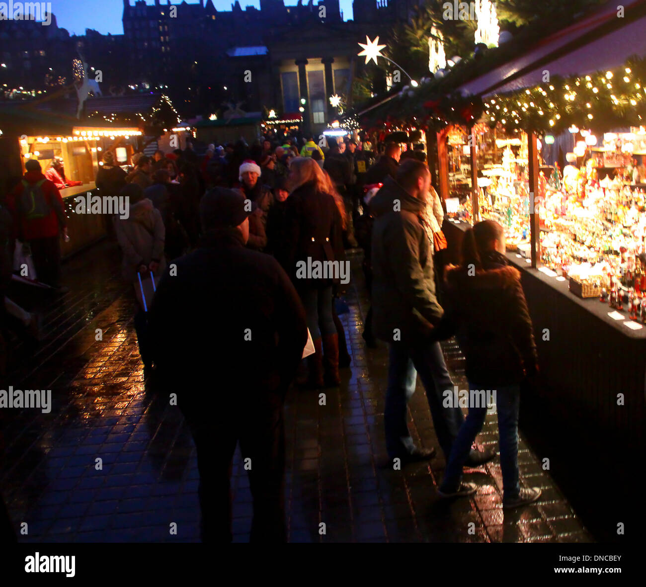 Edinburgh, UK. 22nd Dec, 2013. Late shoppers enjoying the Christmas market in Princes Street, Edinburgh. Credit:   ALAN OLIVER/Alamy Live News Stock Photo