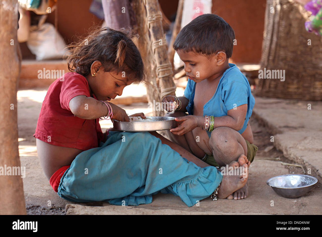 Tribal children having lunch eating thali, Madhya Pradesh, India Stock Photo