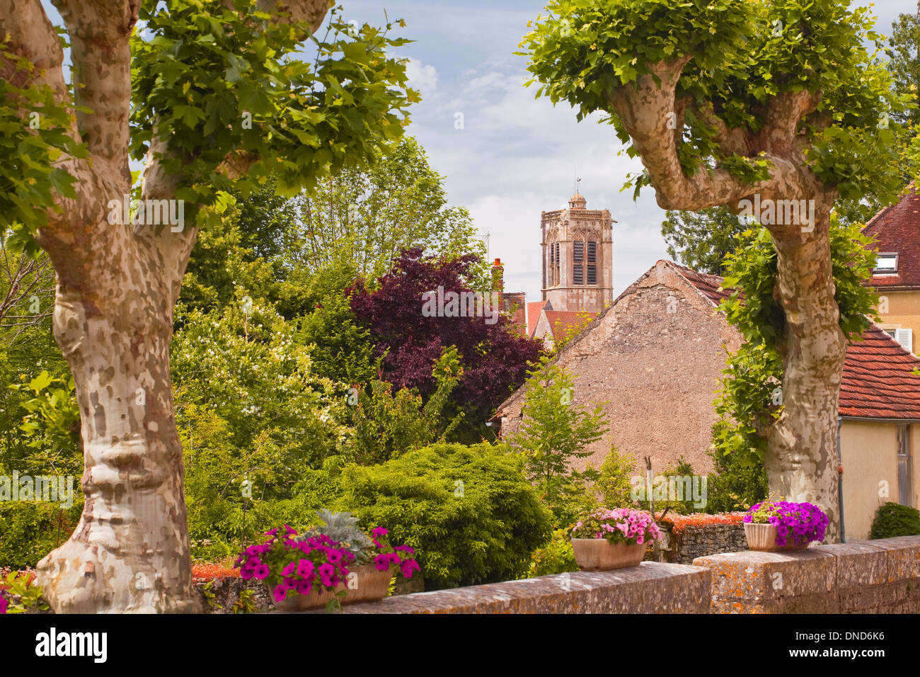 The Eglise Notre Dame in the village of Noyers sur Serein in Burgundy. Stock Photo