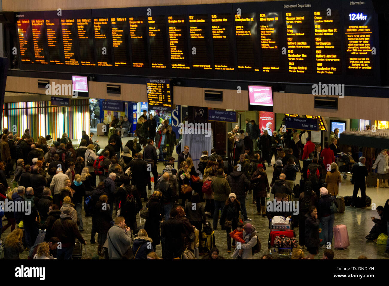 Busy Euston Station High Resolution Stock Photography and Images - Alamy