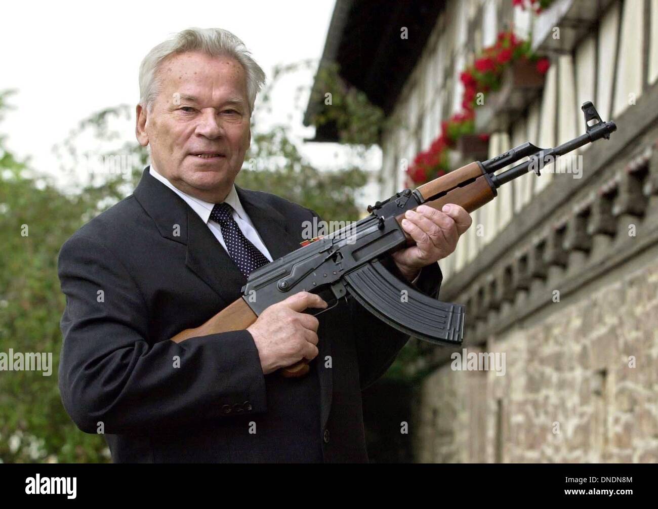 FILE PIX: Mikhail T. Kalashnikov (82), the Russian inventor of the world famous machine guns, shows a Kalashnikov rifle in front of the weapon museum in Suhl (Germany), 25 July 2002. He will open the exhibition 'Kalashnikov -Myth And Curse Of A Weapon' which will be seen from 26 July 2002 until 28 February 2003. Credit:  dpa/Alamy Live News Stock Photo