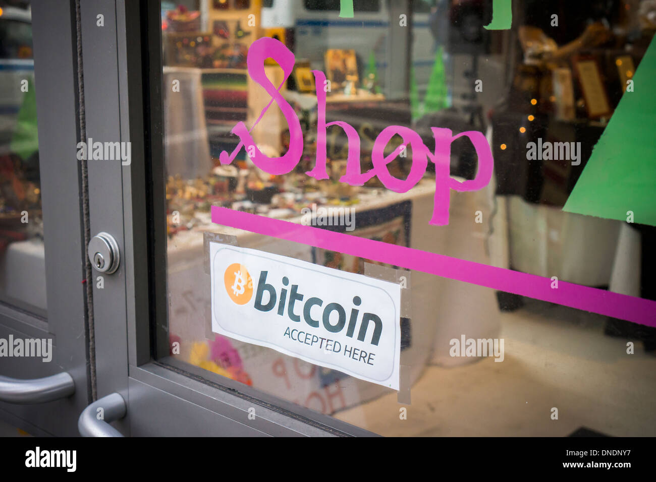 Accept bitcoin hi-res stock photography and images - Alamy