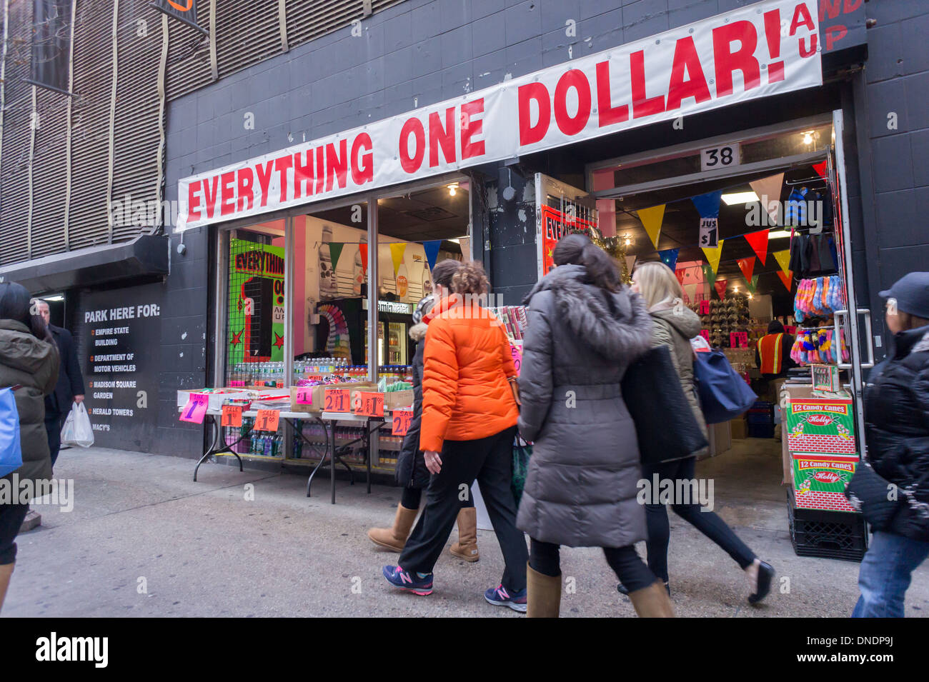 1 dollar shop hi-res stock photography and images - Alamy