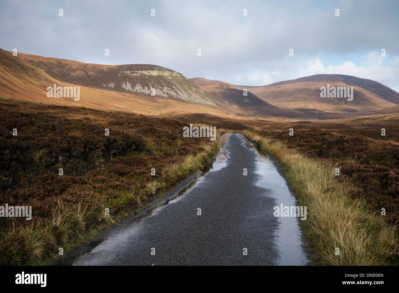 Single lane road through the isolated Rackwick Bay, Hoy, Orkney, Scotland Stock Photo